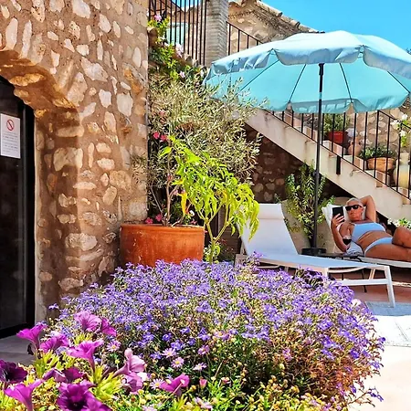 Casa La Vall Bed & Breakfast